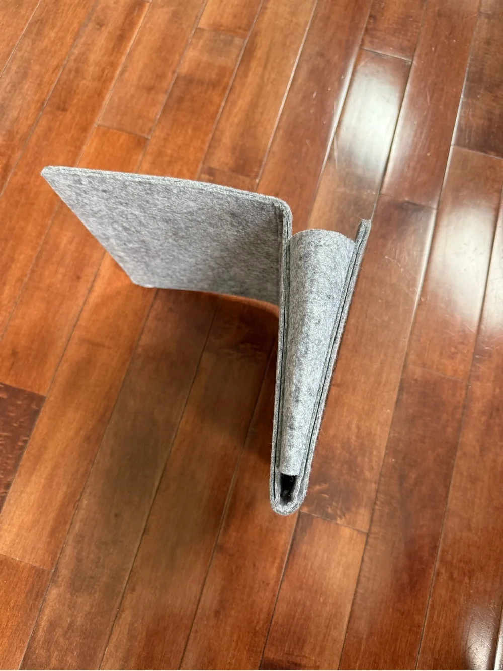Kikkerland Gray Felt Off the Bed Storage Pocket Bedside Caddy Organizer